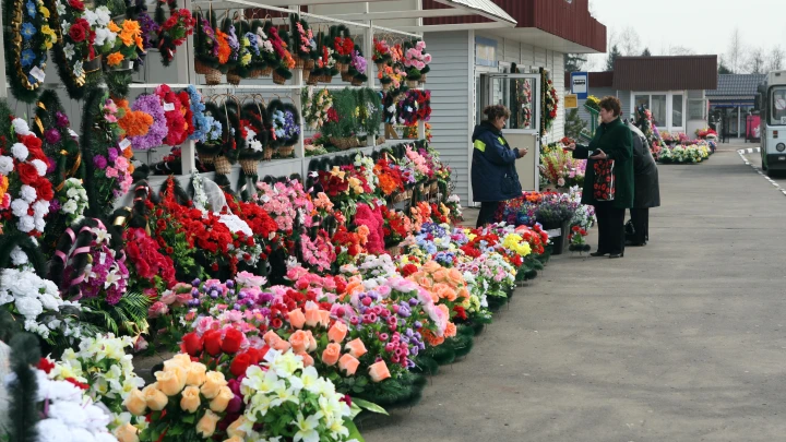 Священники предостерегают носить на могилы искусственные цветы и алкоголь