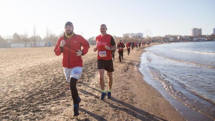 В Анапе 80 спортсменов устроили забег по Центральному пляжу