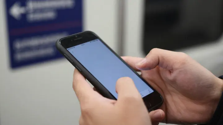 Юрист предупредил о последствиях отказа показать телефон в метро