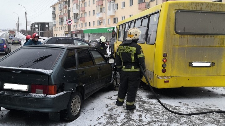 Четыре человека пострадали в ДТП с пассажирским автобусом в Иванове