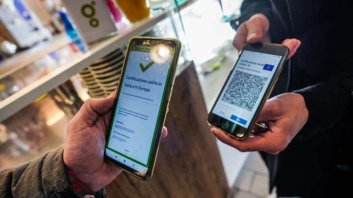 Комитет Госдумы поддержал проект о QR-кодах в общественных местах. Куда без них не пустят ростовчан