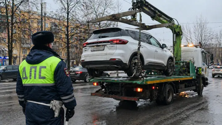 Автоюрист Славнов объяснил, за какой горящий значок ГИБДД тут же эвакуирует машину