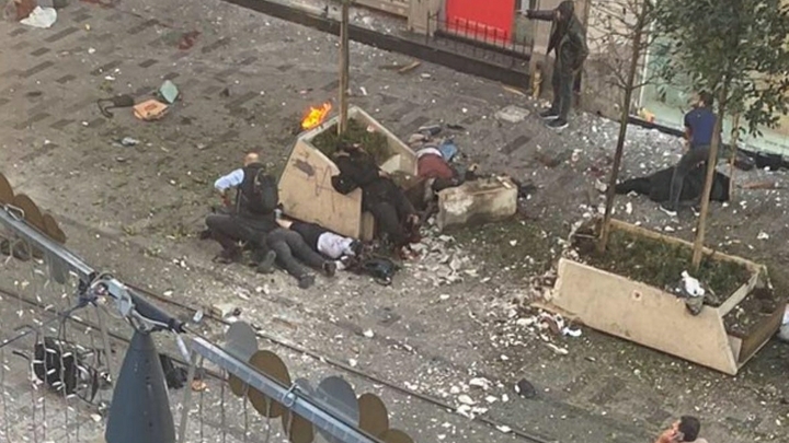 Турецкие СМИ показали кадры чудесного спасения детей из разрушенного дома