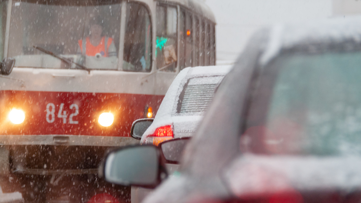 В Екатеринбурге будут штрафовать автомобилистов, которые выезжают на трамвайные пути