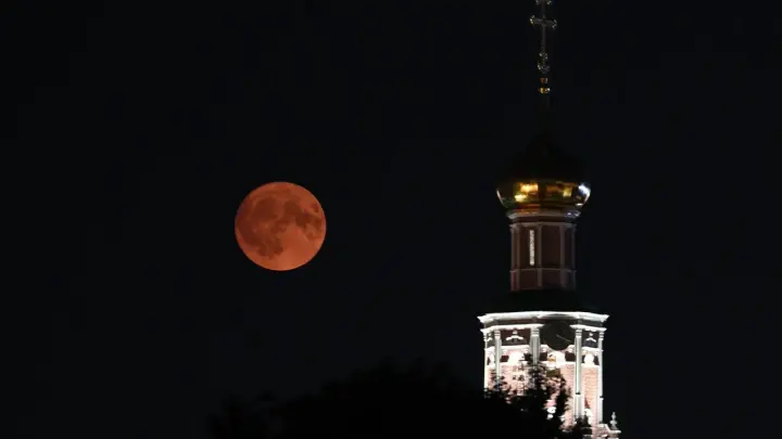 Первое суперлуние года: над Россией взошла Волчья Луна