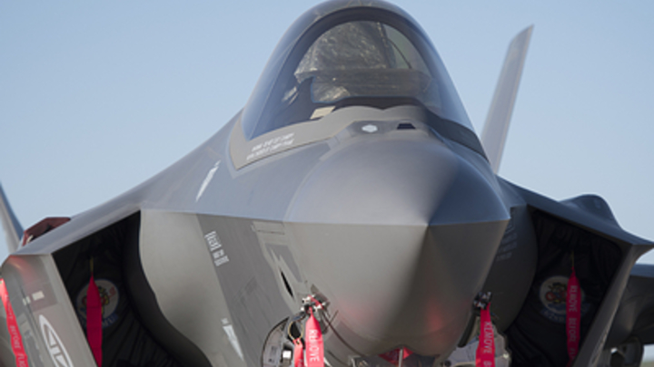 Сломал шасси, «клюнул» носом: Истребитель США F-35 совершил экстренную посадку