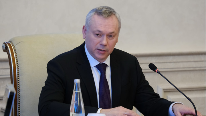 Губернатор Андрей Травников поручил усилить работы по очистке тротуаров