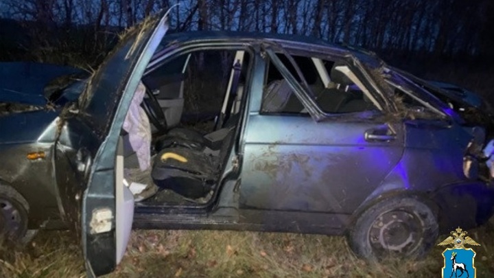 В Самарской области Лада на скорости вылетела в кювет и опрокинулась