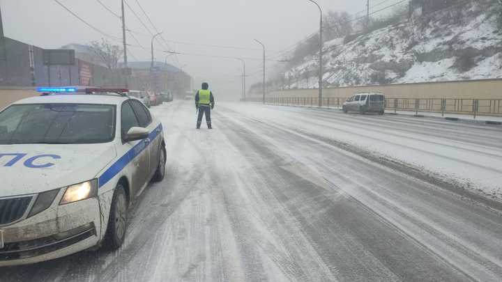 На Кубани из-за непогоды ограничили движение грузовиков по трассе М-4 ДОН