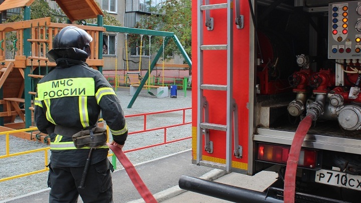 В Ростовской области во время движения загорелся автомобиль Мерседес