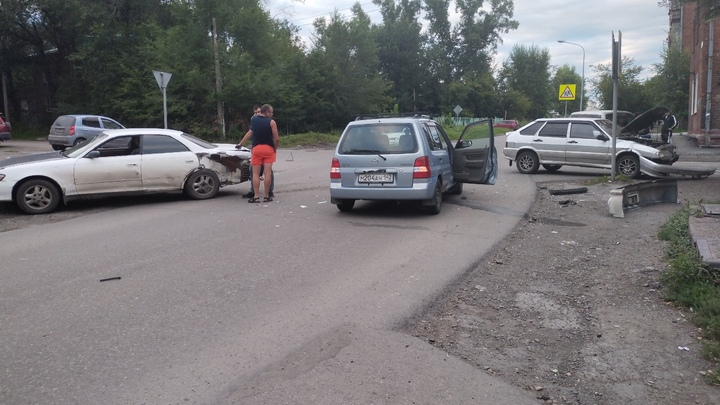 В Новокузнецке произошло массовое ДТП на перекрёстке