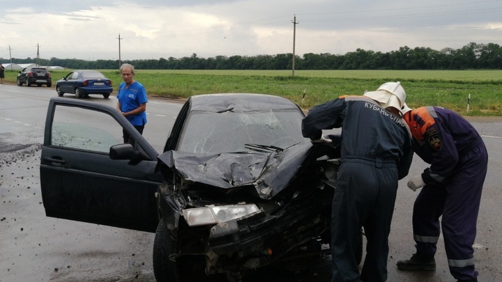 Шесть человек, в том числе дети, пострадали в аварии на Кубани