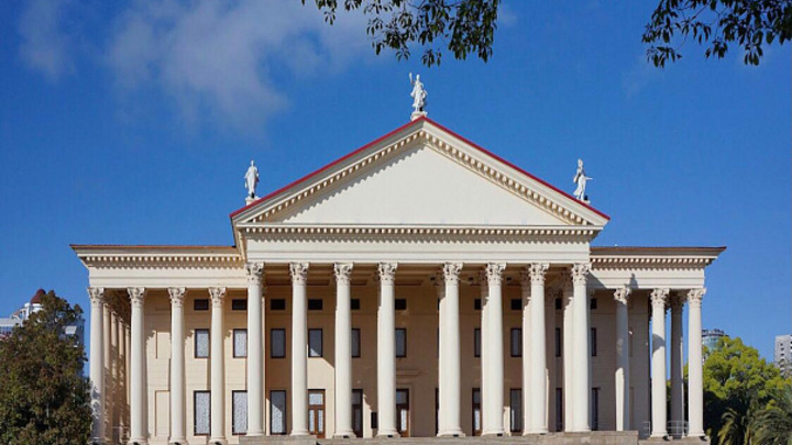 По стенам и фундаменту Зимнего театра Сочи пошли трещины. Его отреставрируют