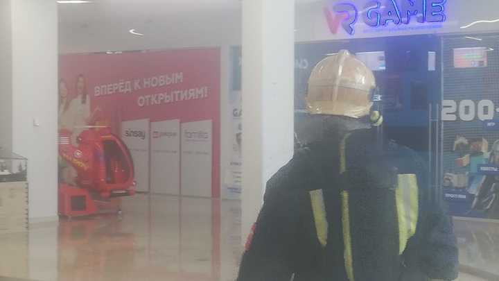 Из горящего торгового центра в Мытищах эвакуировали 1100 человек