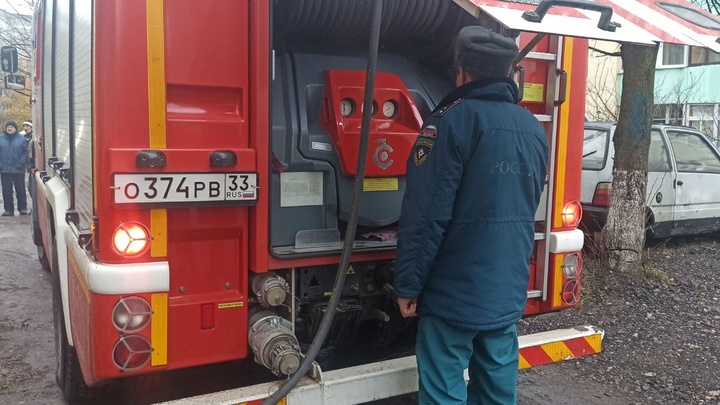 В Кольчугино с 5 этажа горящего жилого дома пожарные спасли человека