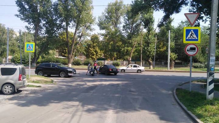 В Таганроге байкер попал под колёса иномарки