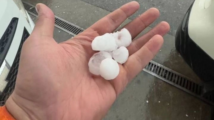 В Лазаревском районе Сочи выпал град размером с перепелиное яйцо