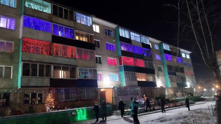 Соседи в Чите подсветили свой дом в цвета триколора к Новому году
