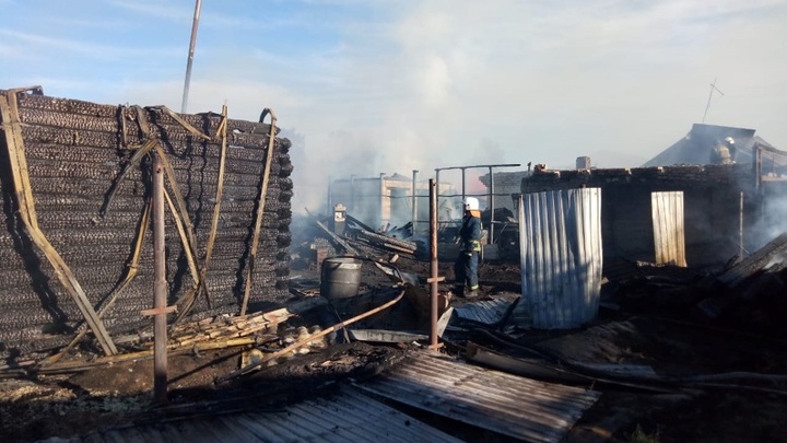 Под обломками нашли тело: В Новосибирске загорелись три частных дома