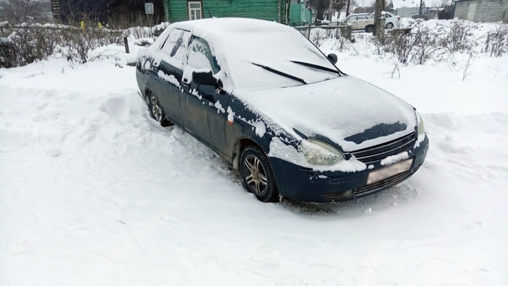 Угнал, чтобы согреться. Челябинец завладел чужой машиной и угодил в сугроб