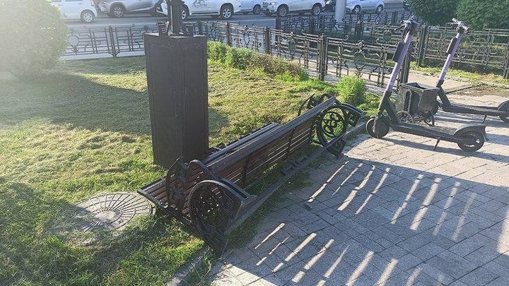 В Иркутске четырехлетняя девочка пострадала от падения скамьи в сквере