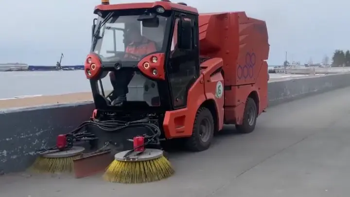 В Архангельске начали пылесосить набережные