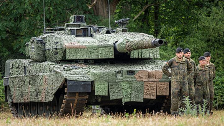 Привёл в восторг: Глава Минобороны ФРГ подарил коллеге из Киева игрушечный танк