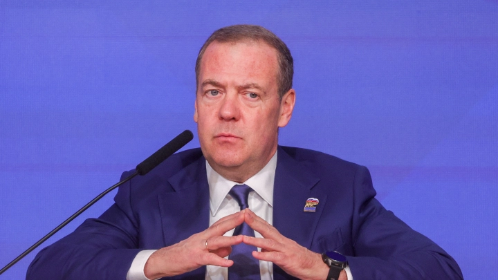 Как смешно переобулся этот министр: Пугать Россию пытался, а потом слово взял Медведев