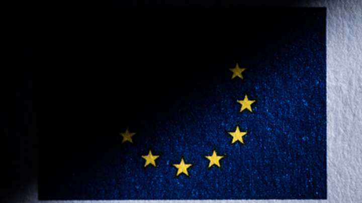 Евродепутат отчитал коллег за разжигание прокси-войны с Россией вопреки воле граждан