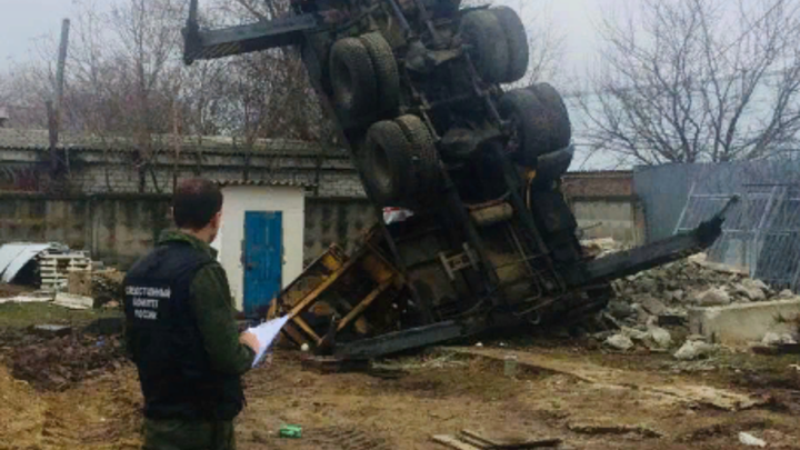 В Каневском районе при опрокидывании автокрана погиб водитель