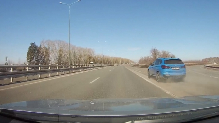 В Кузбассе водителя BMW наказали за движение по обочине