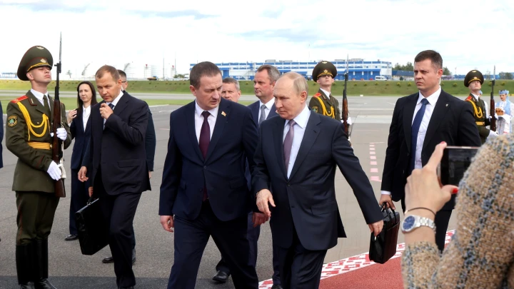 Путин рукопожатием приветствовал младшего сына Лукашенко Николая