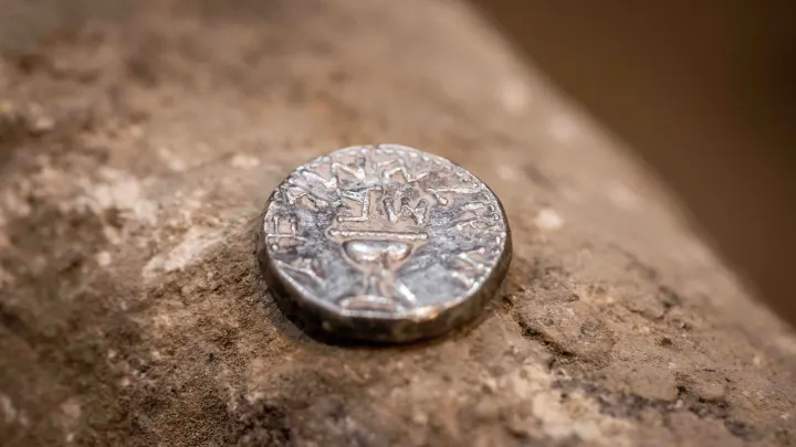 В Старой Ладоге археологи обнаружили древний дихрам