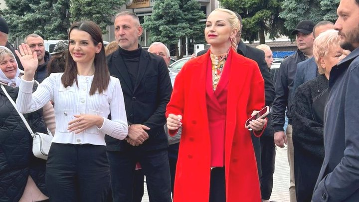 В Сети опубликовали видео окропления святой водой агрессивной женщины в Кишинёве от партии PAS