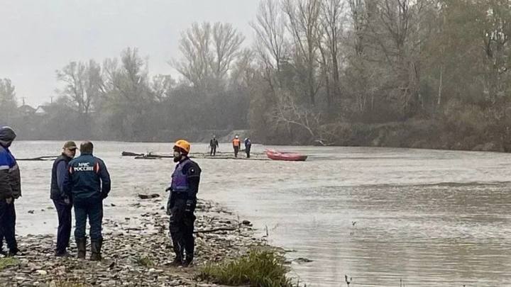 В Адыгее пятые сутки продолжаются поиски ребенка из упавшего в реку Белую внедорожника