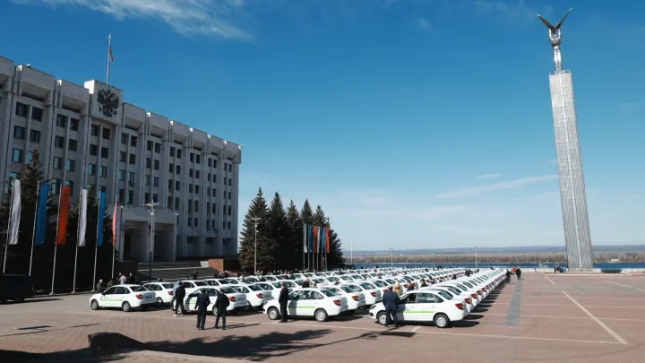 Самарская область укрепляет автопарк неотложной помощи: Вячеслав Федорищев передал 87 новых автомобилей медучреждениям региона