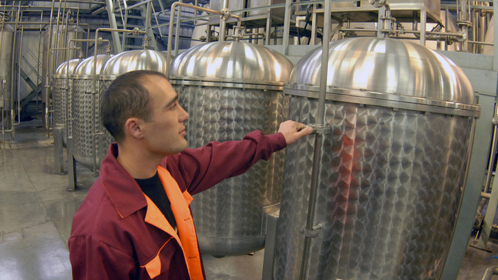 ФСБ провела облаву на чёрный рынок спирта. Под ударом торговцы со всей России