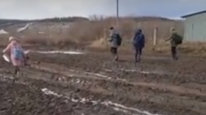 А дороги у нас нет: В Ростовской области ученики пять лет добираются к школе по грязевому месиву