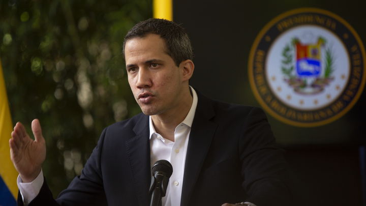 Хуана Гуайдо выгнали из Колумбии, куда он пришёл пешком 