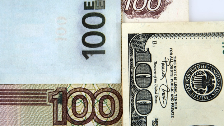 Рубль качается на качелях. Прозвучал прогноз без иллюзий: Будет колбасить