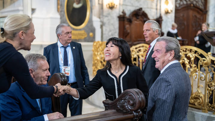 Экс-канцлера Германии публично наказали за связи с Россией