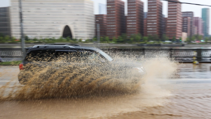 Находчивость и невозмутимость: Москвичи подручными средствами вычёрпывают воду из тонущего автомобиля. Эпичное видео