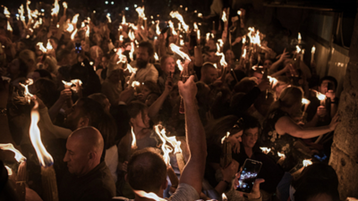 Иерусалимские арабы подняли флаг России при схождении Благодатного огня. Но есть нюанс