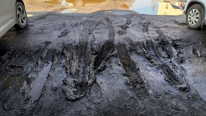 Под Таганрогом сильный дождь размыл дорогу