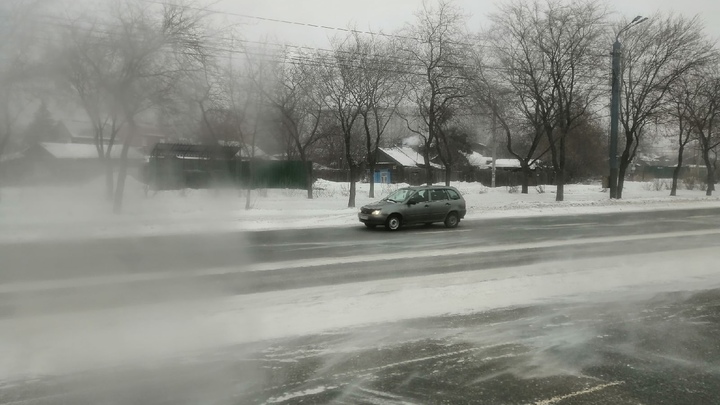 В Курганской области в снег на трассе в авто застряла женщина и 2 ребёнка