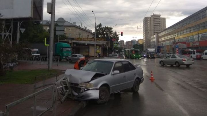 Польза от убогого забора: Пешеход пострадала в ДТП с участием пьяного водителя в Новосибирске