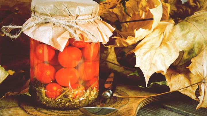 Как домашние заготовки превращаются в отраву: Что надо знать, чтобы не стать жертвой солёных огурцов и маринованных помидоров