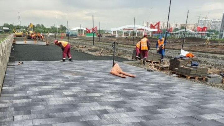 На новой набережной в Кемерове начали укладывать тротуарную плитку