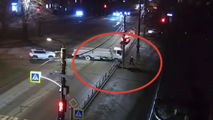 Грузовик снёс забор школы в Челябинске. На его пути был пешеход