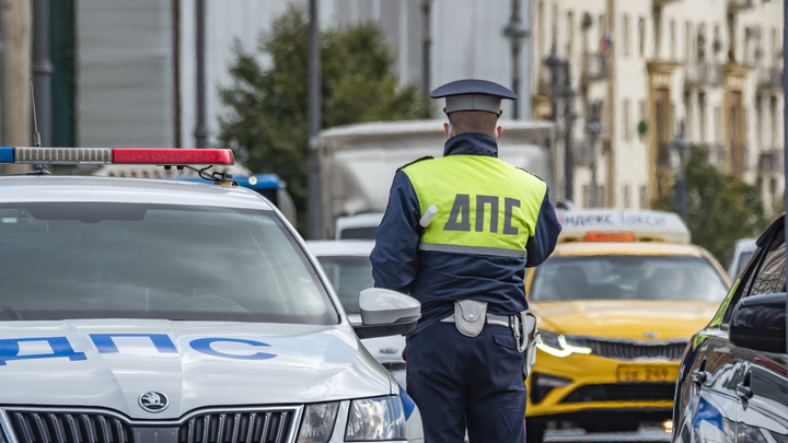 В Екатеринбурге на Уралмаше под колесами автомобиля пострадал пенсионер